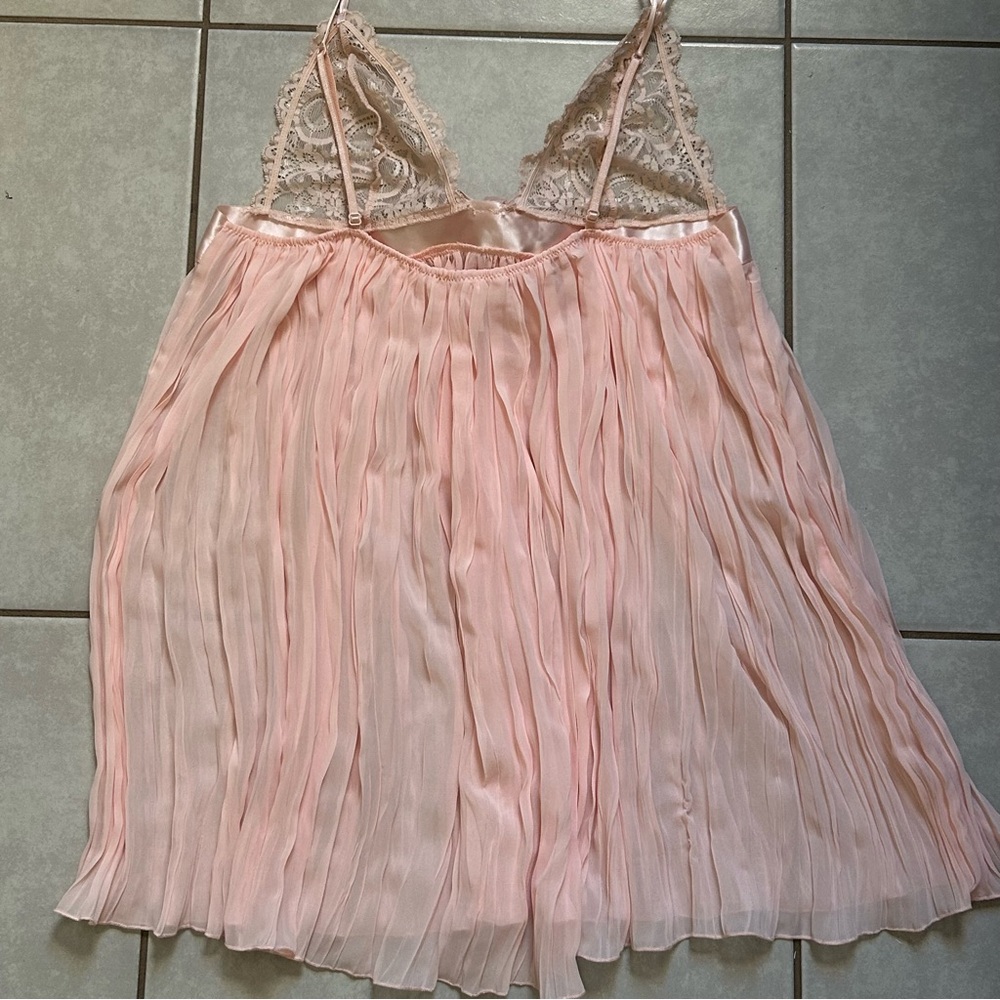 Victoria's Secret Pleated Bow Babydoll dress with
Satin Trim Bow - Picture 8 of 10